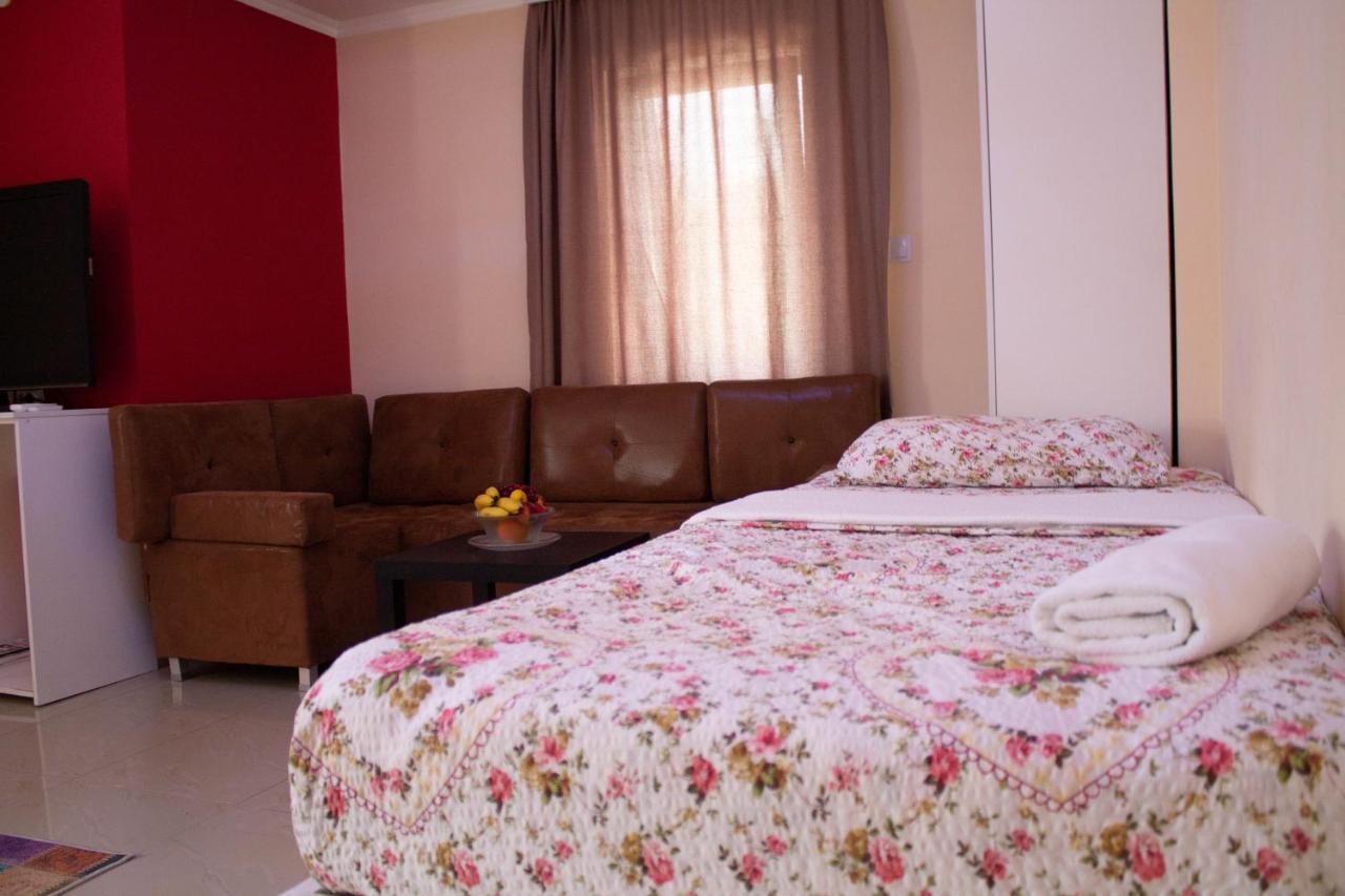Hotel Living Suto Orizari المظهر الخارجي الصورة